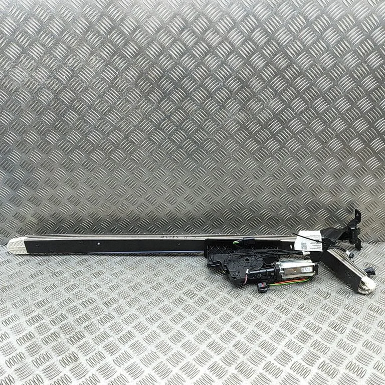 Sliding door upper roller guide/hinge 1T3843460A