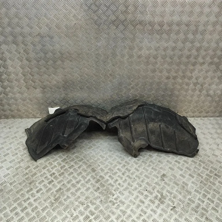 Rear arch fender liner splash guards 8T8810171A
