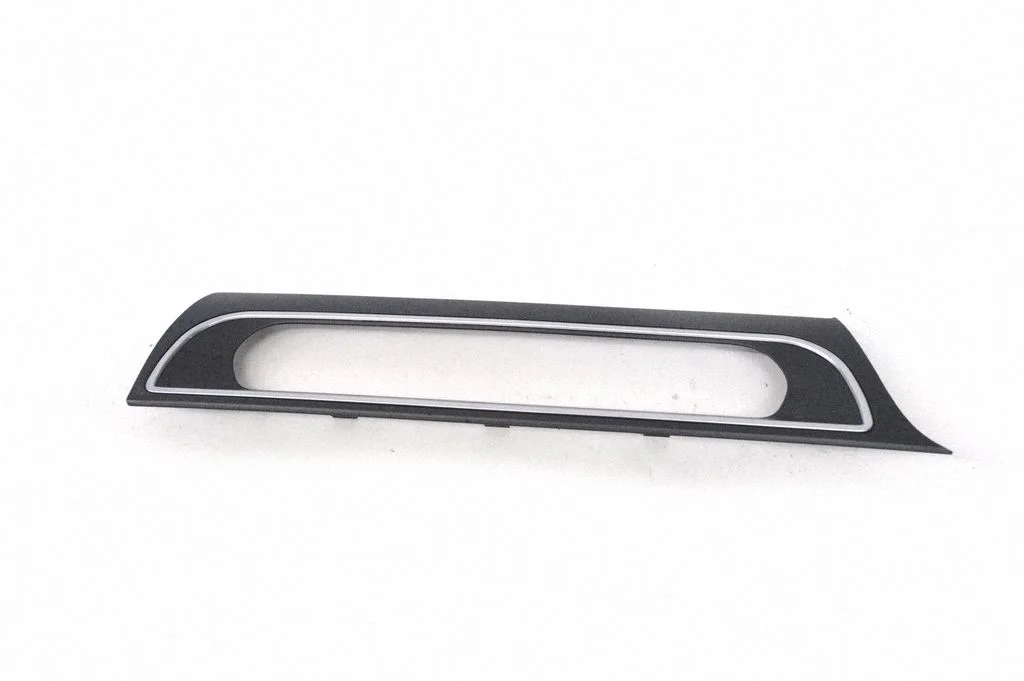 Dashboard glove box trim J9D3045E67A