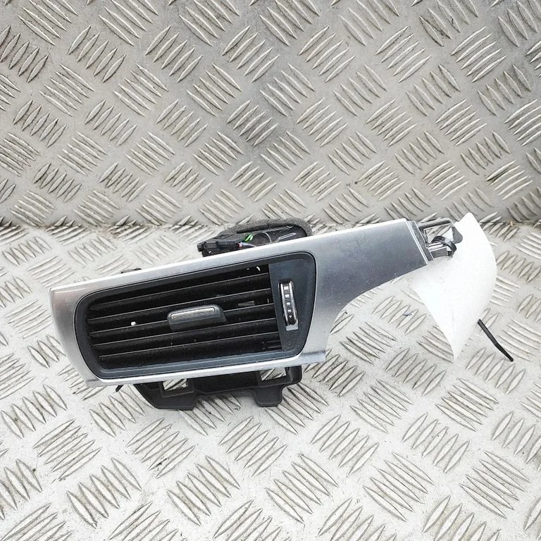 Kratka nawiewu szyby 4G2820902