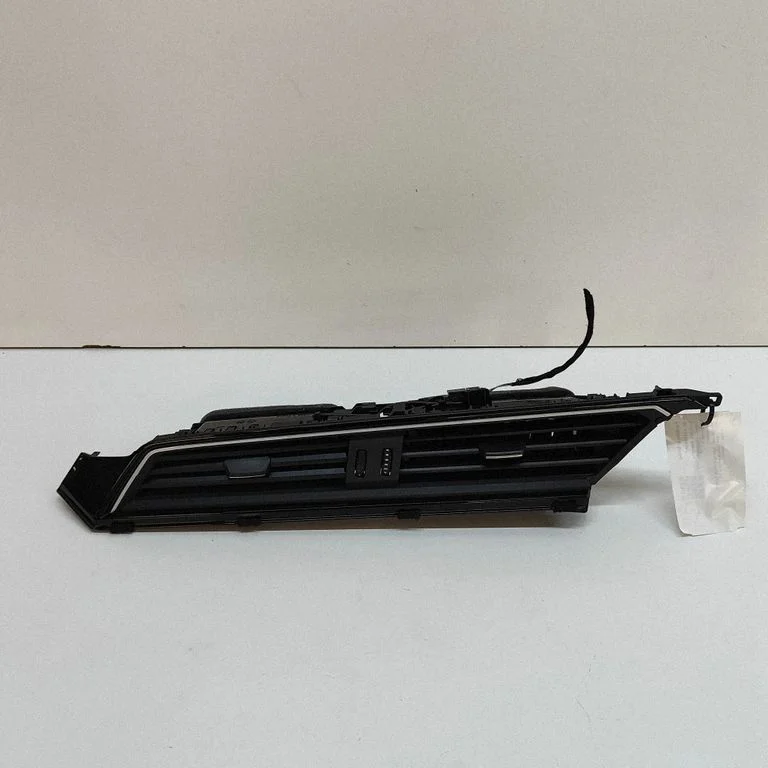 Paneļa gaisa restītes 4KR820951C