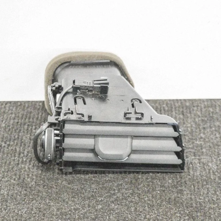 Paneļa gaisa restītes 8W2820902