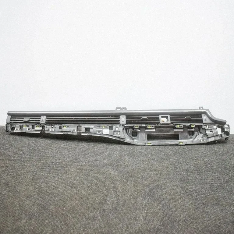 Paneļa gaisa restītes 8W2820901C