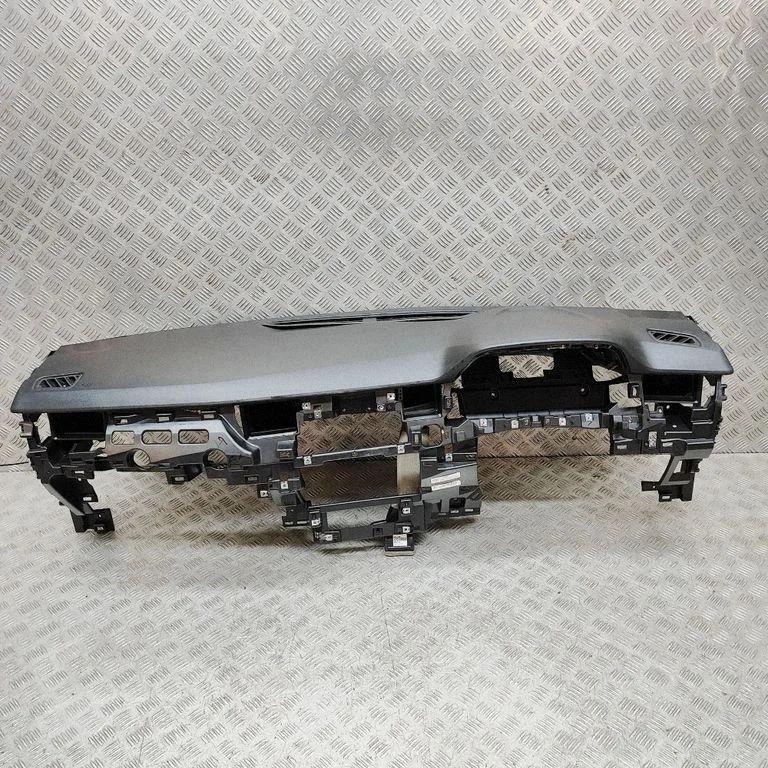 Deska rozdzielcza 681006002R