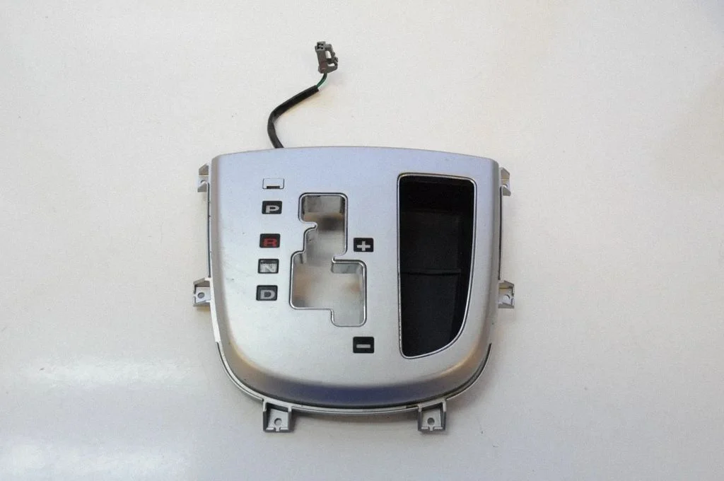 Gear shifter surround trim plastic – Hyundai Santa Fe (2006-2012)