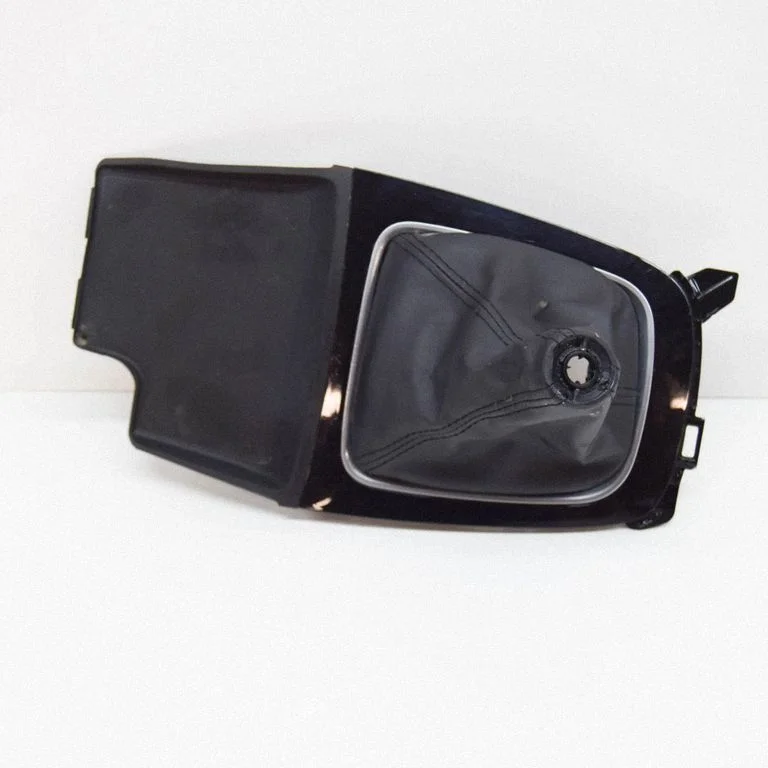 Pārnesumu pārslēga sviras apdare (plastmasas) GJE864341