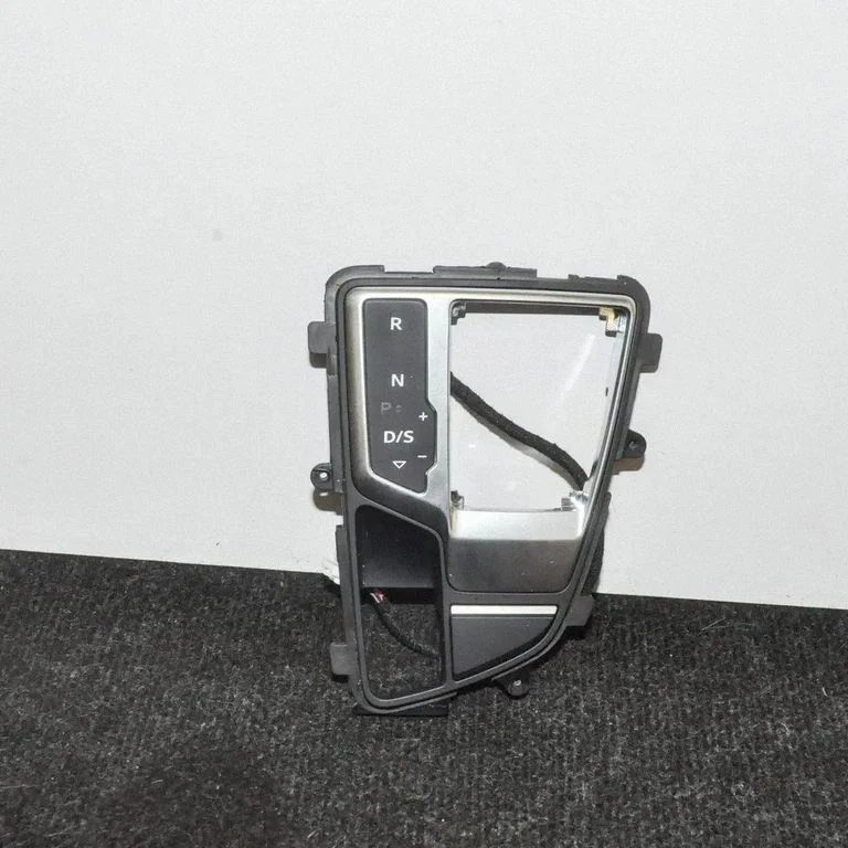 Pārnesumu pārslēga sviras apdare (plastmasas) 8W1713111A