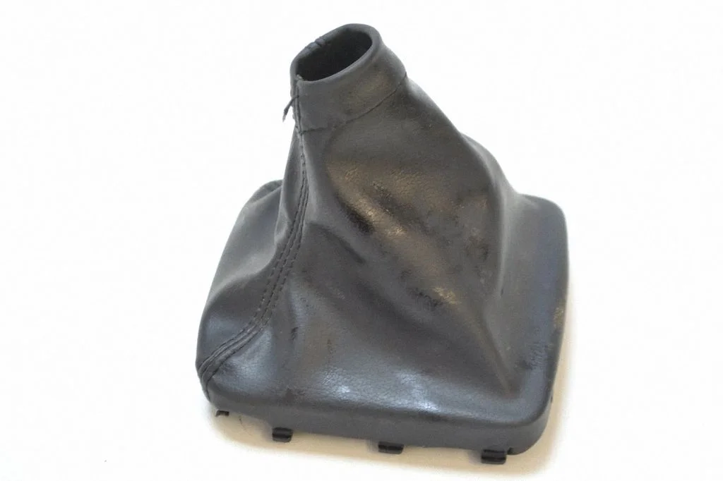 Pārnesumu pārslēga sviras apdare (plastmasas)