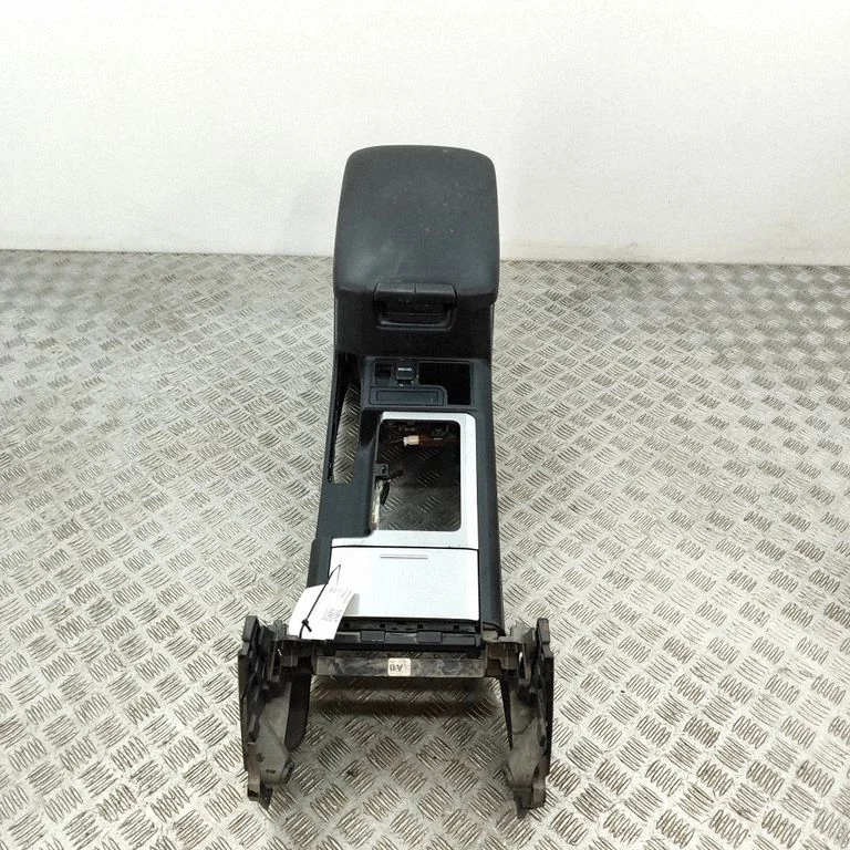 Center console – Toyota Land Cruiser (J200) (2008-)