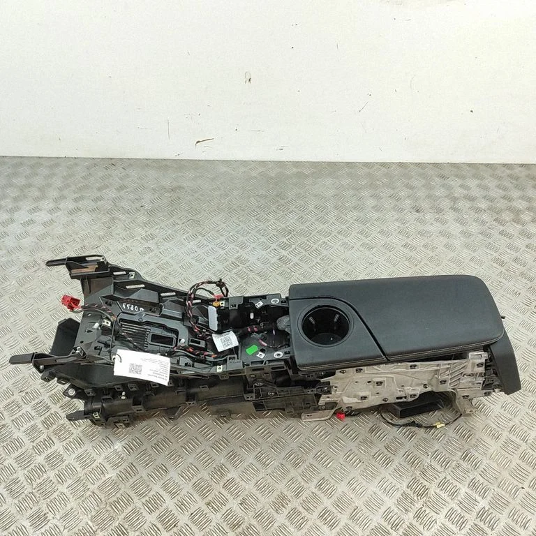 Center console 9J1815171