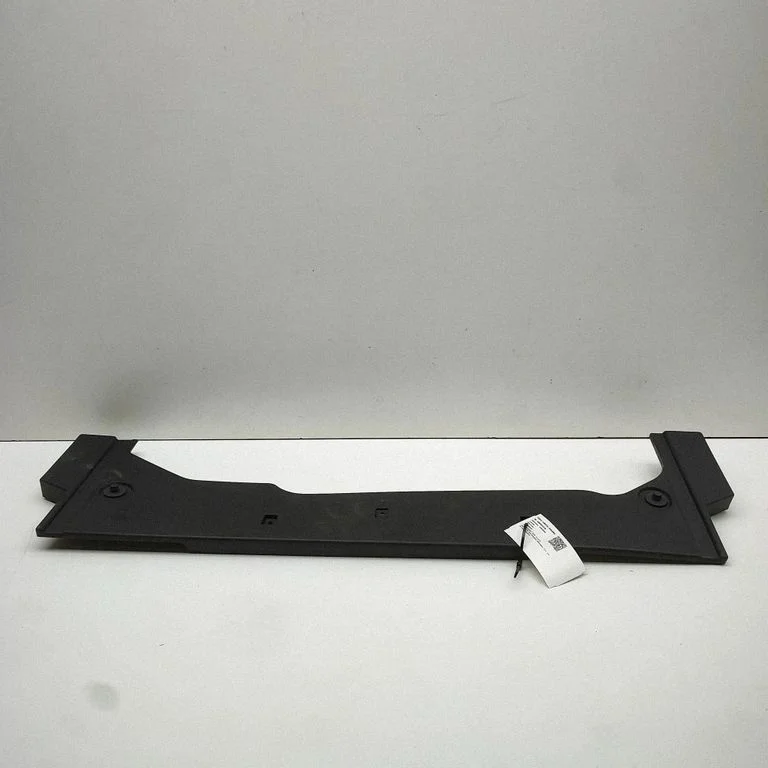 Keskkonsooli külje viimistlus (tagumine) 8T0863373