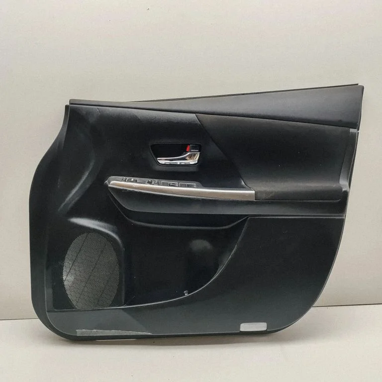 Boczek drzwi przednich 67763G030A