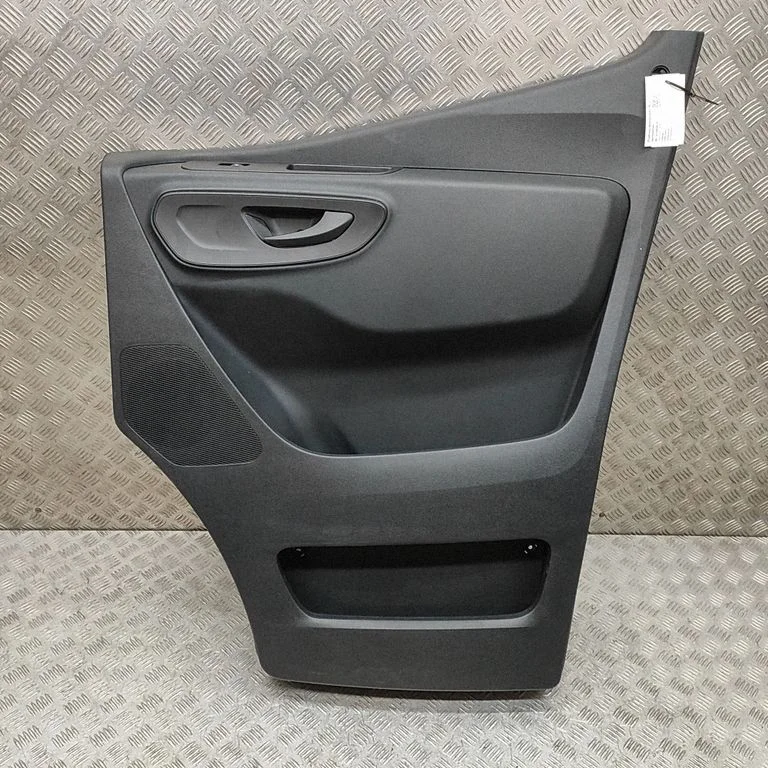 Priekšējo durvju apšuvums – Mercedes-Benz Sprinter W907 W910 (2018-)
