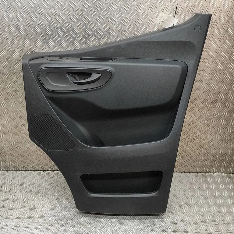 Priekšējo durvju apšuvums – Mercedes-Benz Sprinter W907 W910 (2018-)