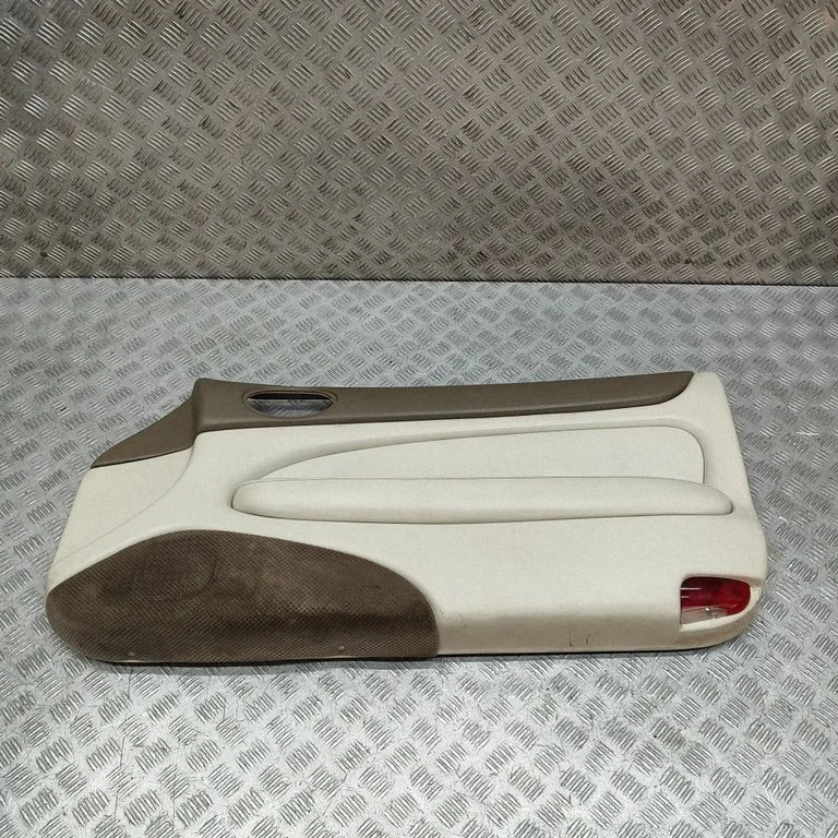 Boczek drzwi przednich C2N3118LEG