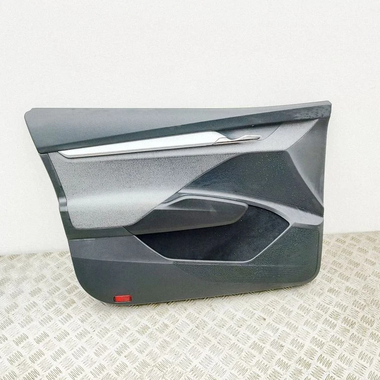 Eesmiste uste sisevooder 5LC867013C