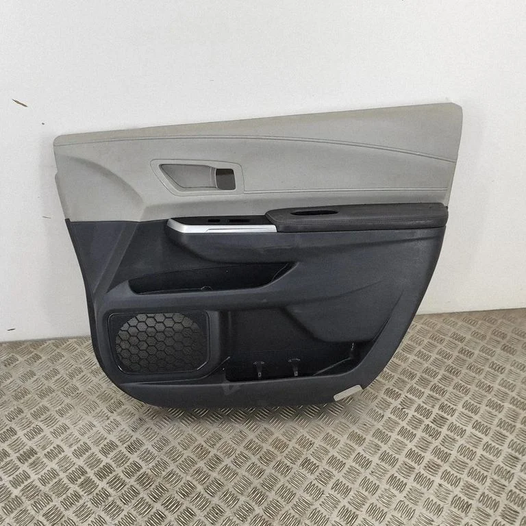 Priekšējo durvju apšuvums 6761008240B3