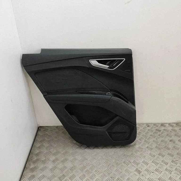 Aizmugurējo durvju apšuvums – kreisā