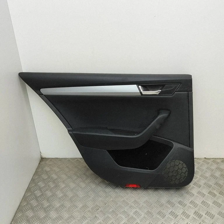 Aizmugurējo durvju apšuvums 3V9867023D
