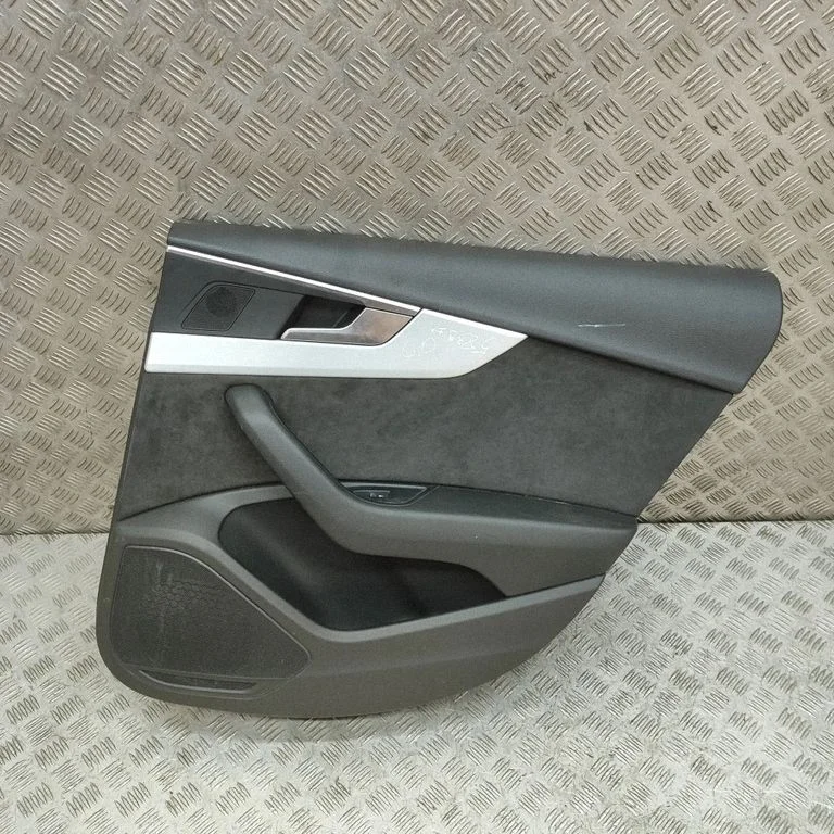 Boczek drzwi tylnych 8W8867488