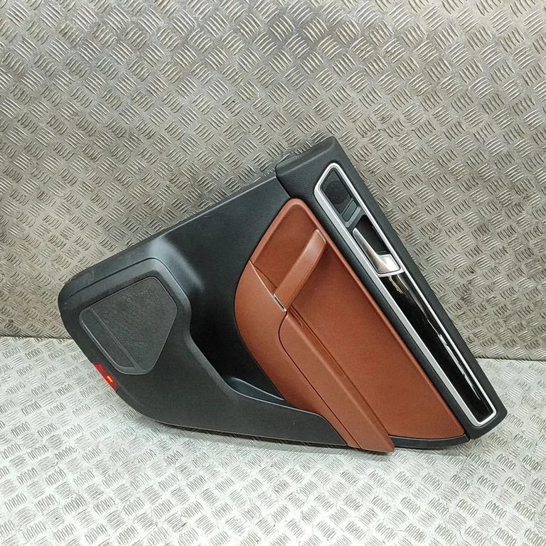Aizmugurējo durvju apšuvums 7P6867216AL