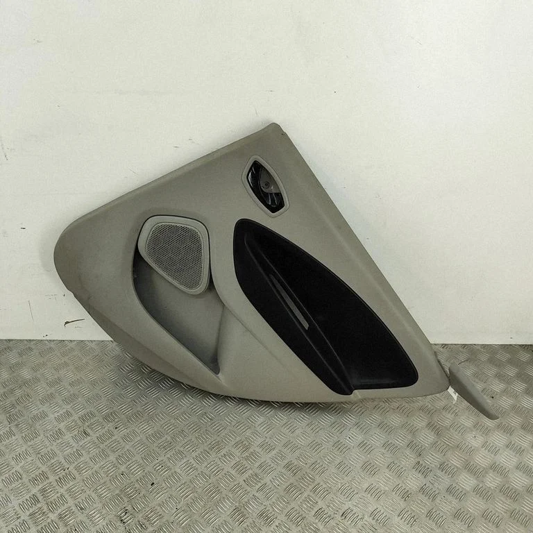 Aizmugurējo durvju apšuvums 829A08956R