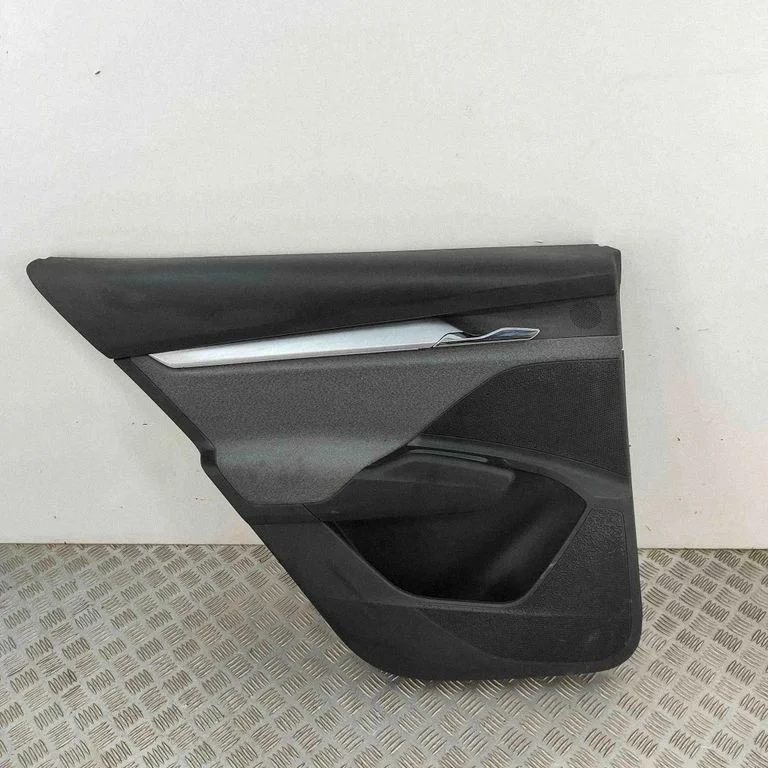 Aizmugurējo durvju apšuvums 5LG867023B