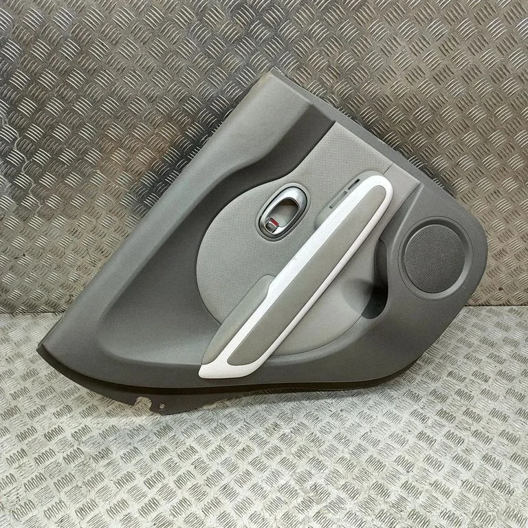 Boczek drzwi tylnych 83310E4000