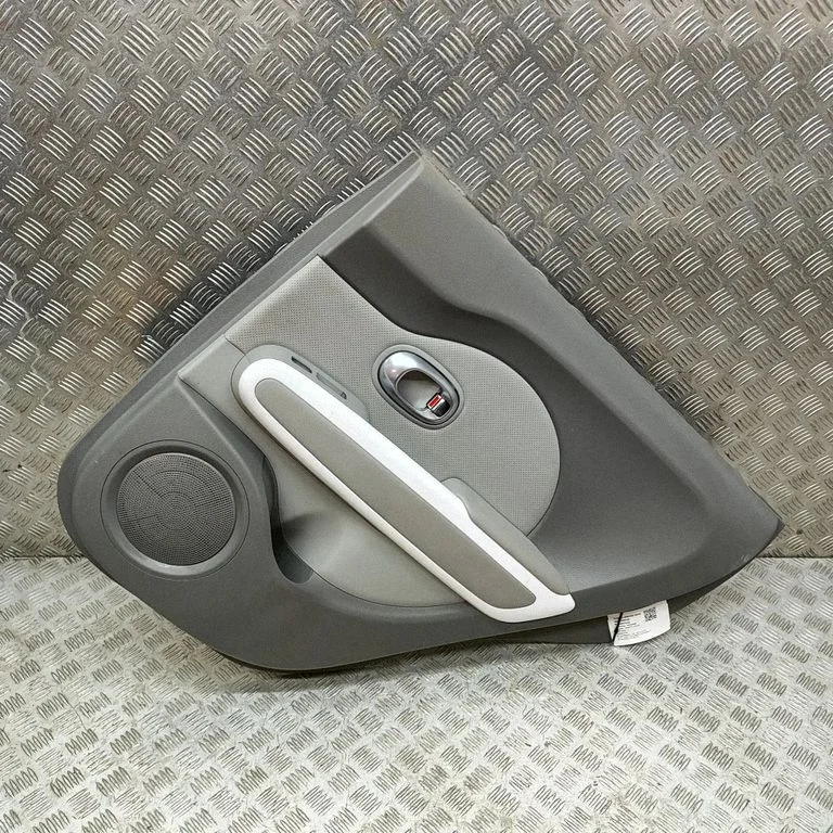 Boczek drzwi tylnych 83320E4000