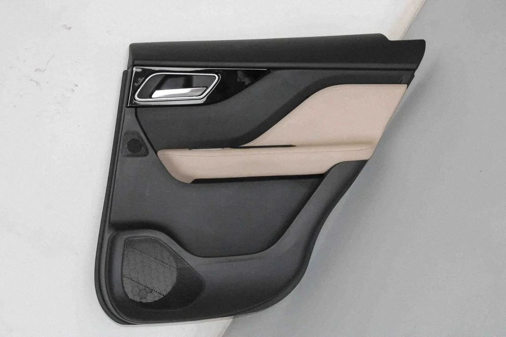 Aizmugurējo durvju apšuvums – Jaguar F-Pace (2016-)