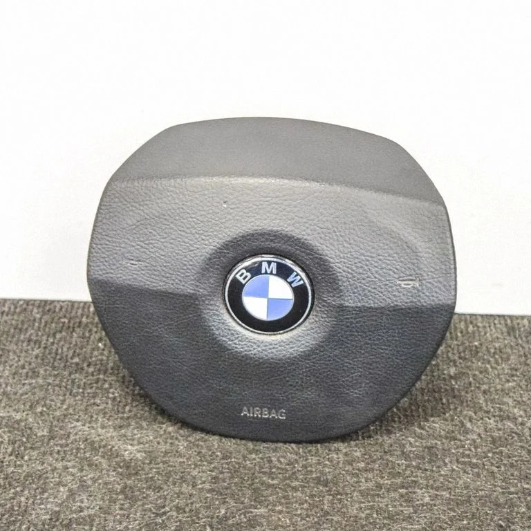 Steering wheel airbag 6783829