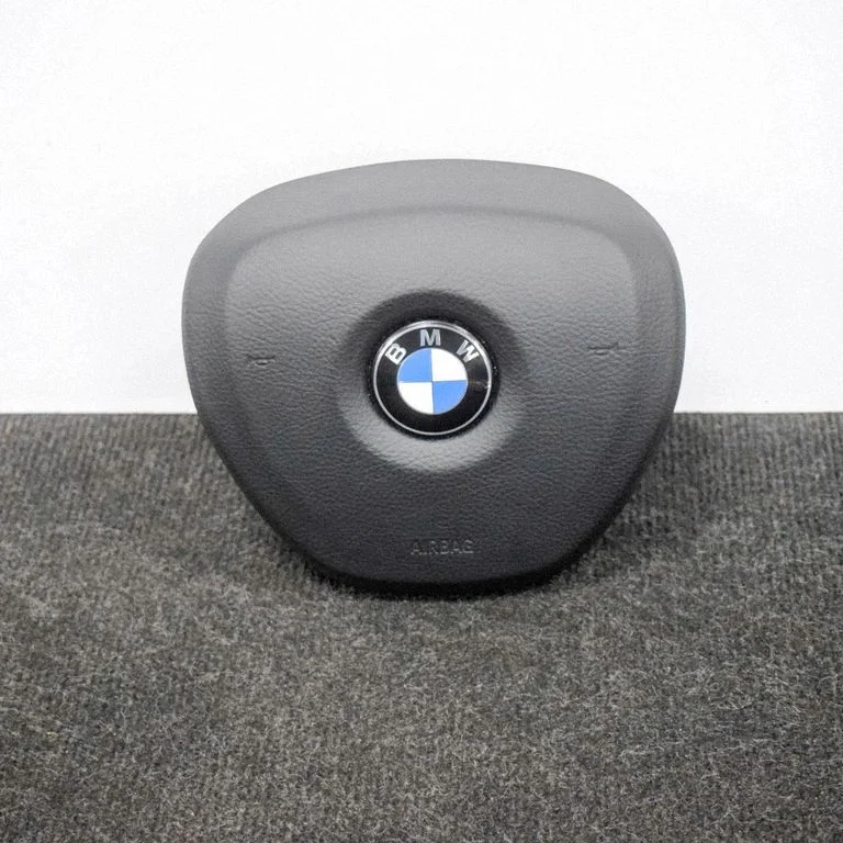 Steering wheel airbag 6778295