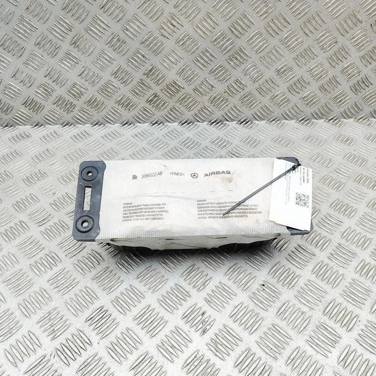 Kõrvalistuja turvapadi A1678607701