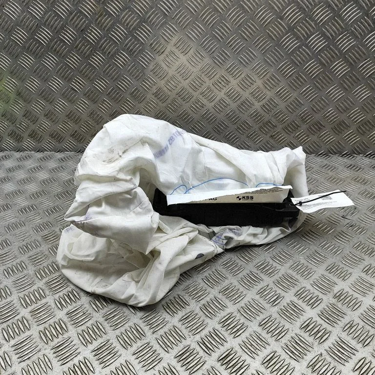 Kõrvalistuja turvapadi 7E0880204D