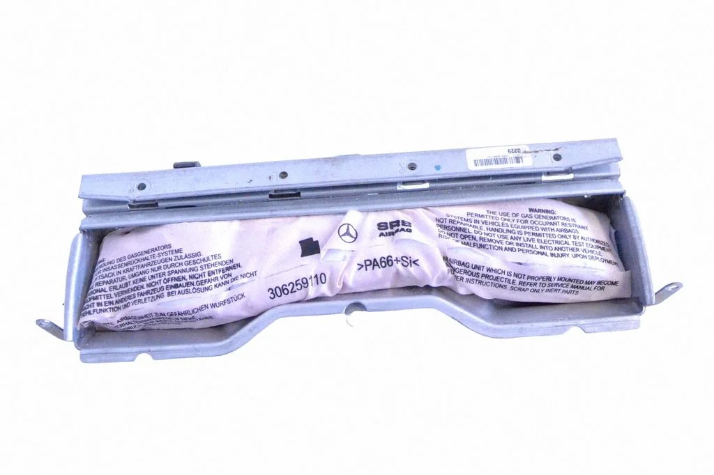 Knee airbag – Mercedes-Benz C-Class AMG W204 (2007-2014)