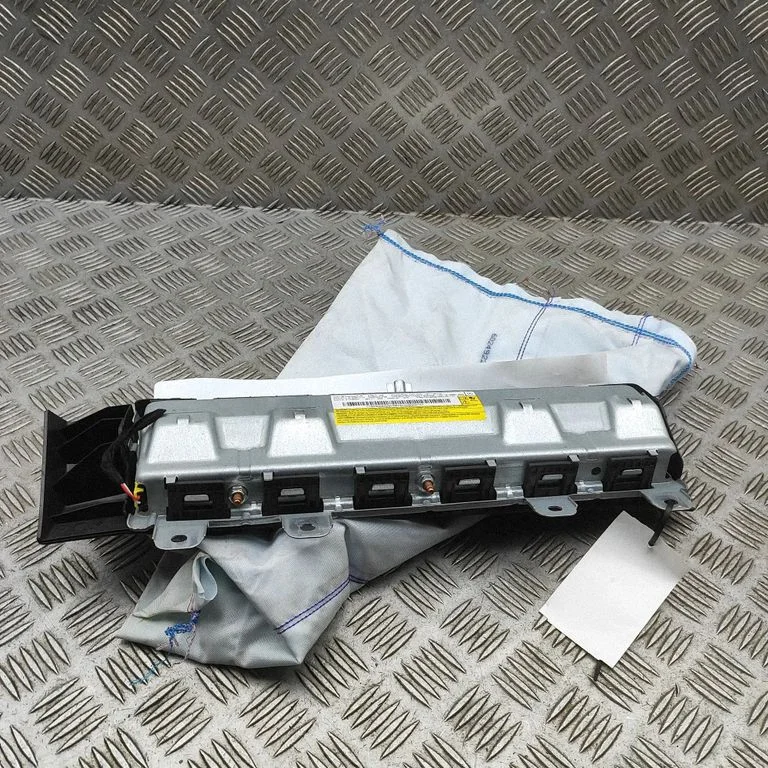 Ceļgalu drošības spilvens – Mercedes-Benz CLA klase C117 X117 W117 (2013-2019)