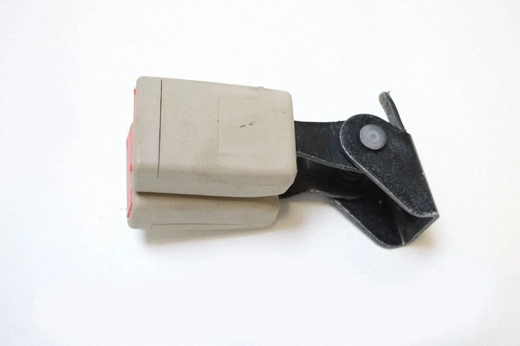 Rear seatbelt buckle 13267111