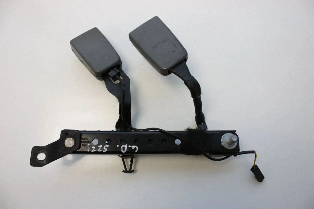 Rear seatbelt buckle – Mercedes-Benz S-Class W221 (2005-2013)