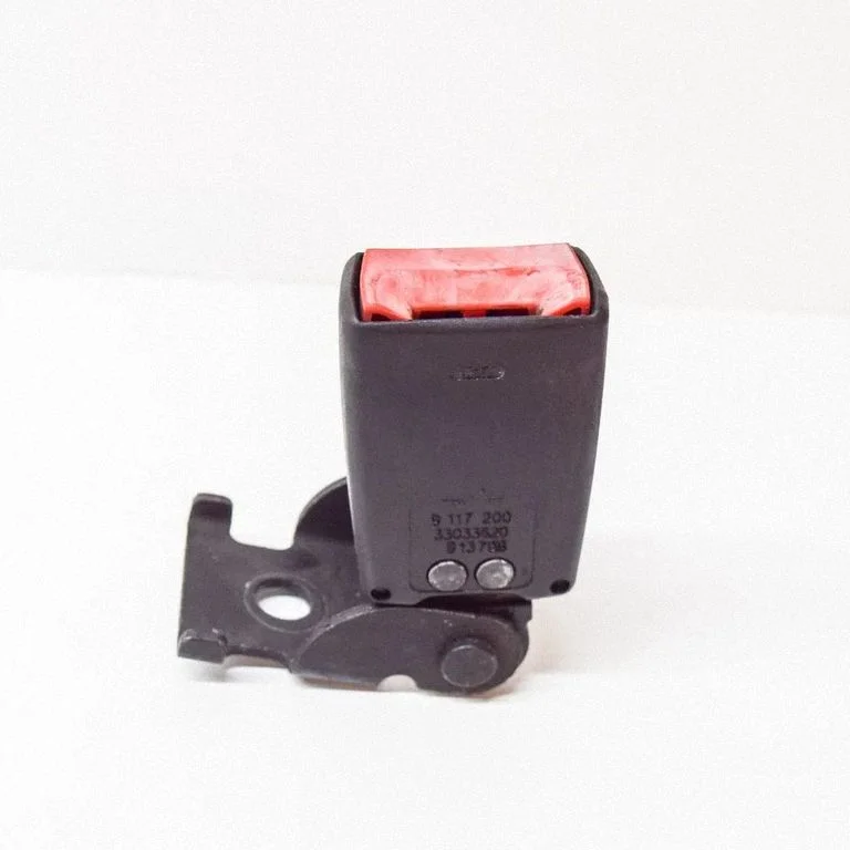Rear seatbelt buckle 33033620