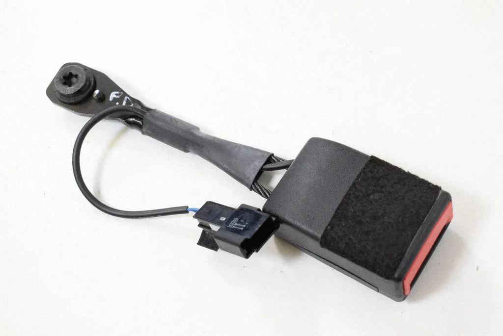 Front seatbelt buckle – Opel Insignia A (2008-2017)