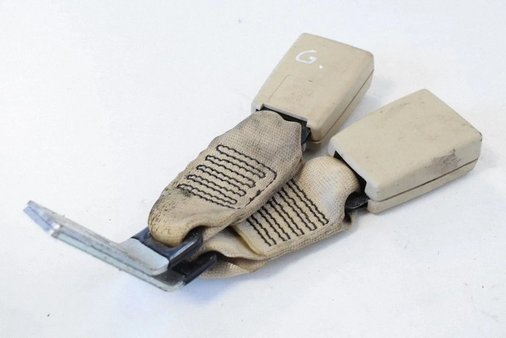 Middle seatbelt buckle (rear) – Jaguar XF X250 (2007-2015)