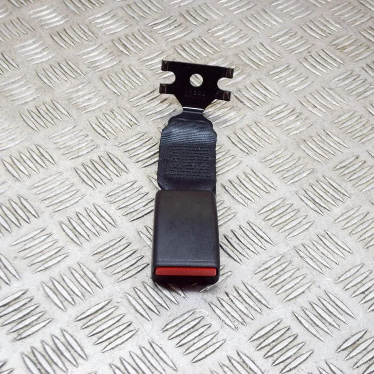 Middle seatbelt buckle (rear) 6700125140