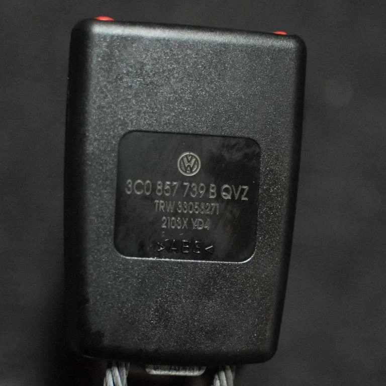 Vidējās drošības jostas sprādze (aizmugurē) 3C0857739B
