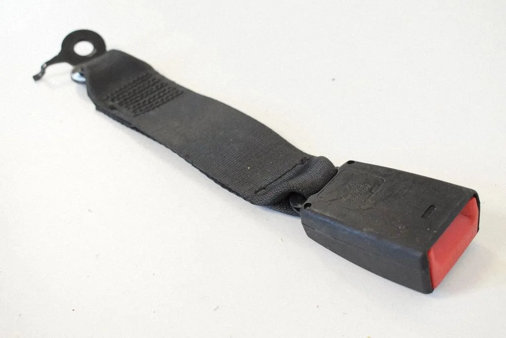 Middle seatbelt buckle (rear) – BMW 7 Series F01 F02 F03 F04 (2008-2016)
