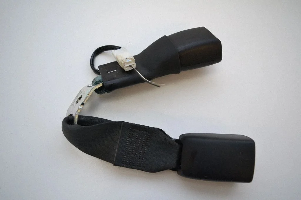 Middle seatbelt buckle (rear) – Lexus GS 300 350 430 450H (2005-2012)