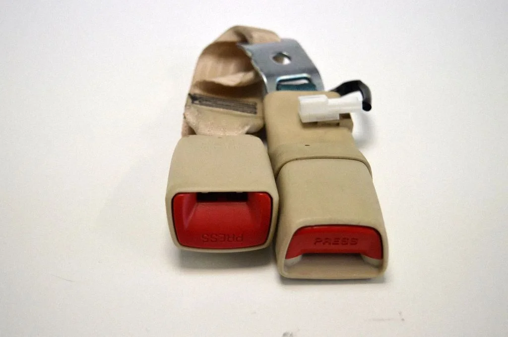 Middle seatbelt buckle (rear) – Lexus GS 300 350 430 450H (2005-2012)