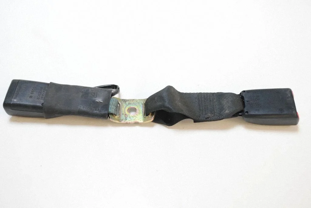 Middle seatbelt buckle (rear) – Lexus GS 300 350 430 450H (2005-2012)