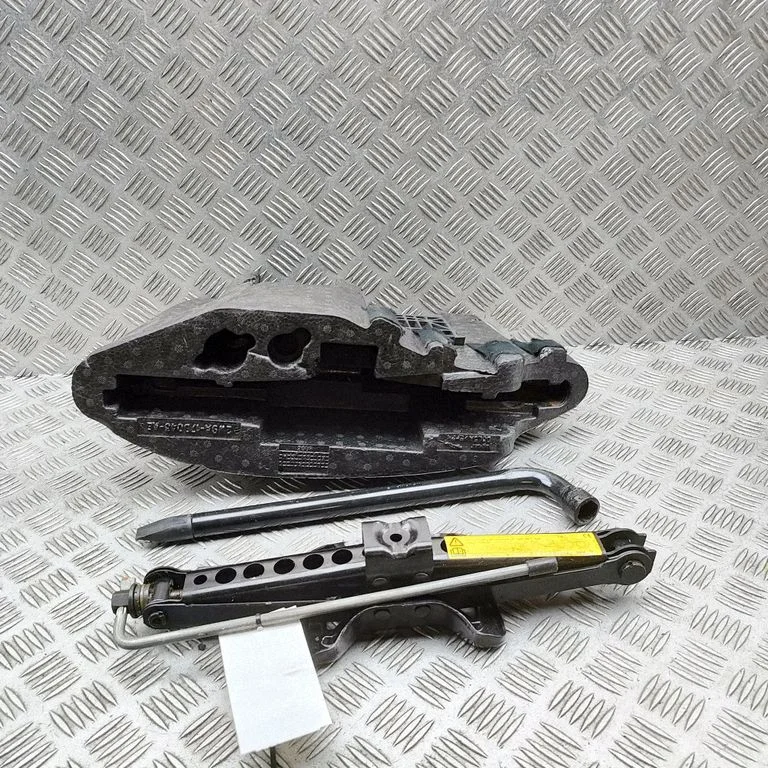 Cita bagāžnieka apdares detaļa 1R8A17080AF