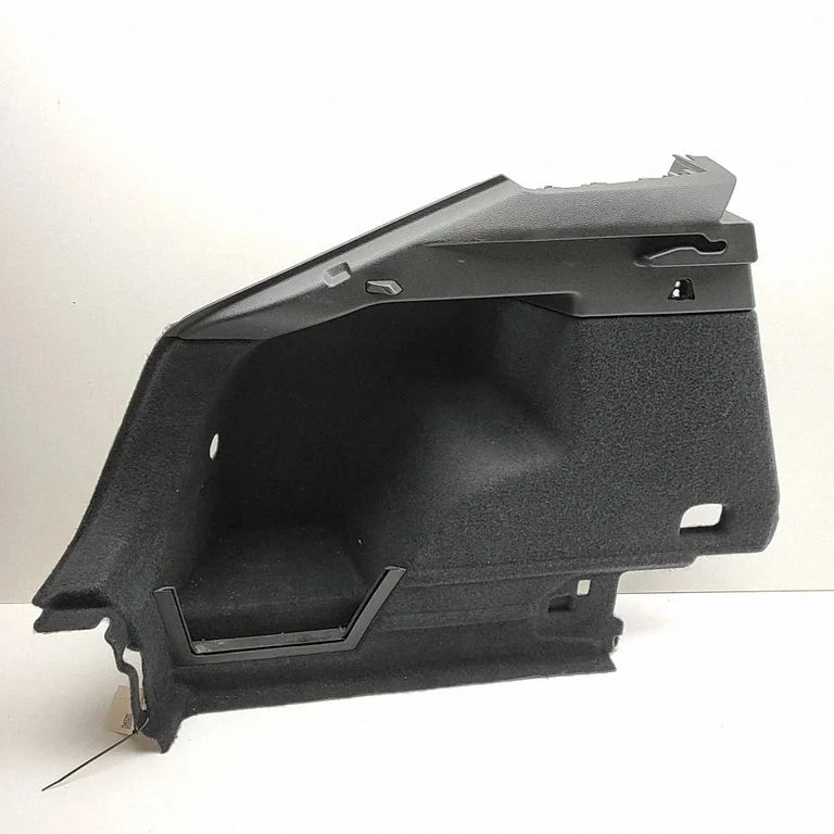 Boczny panel tapicerki bagażnika 83F863879