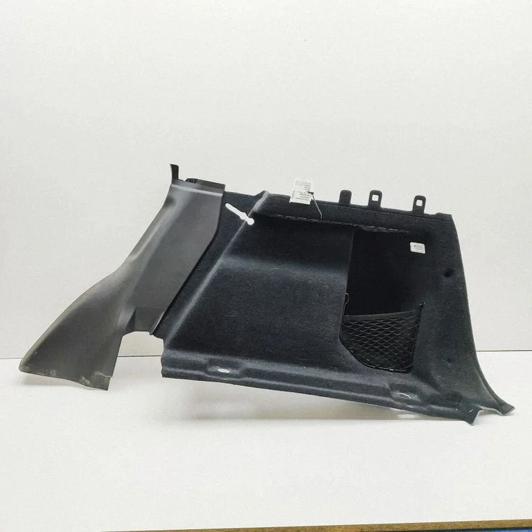 Boczny panel tapicerki bagażnika K8D245430AE